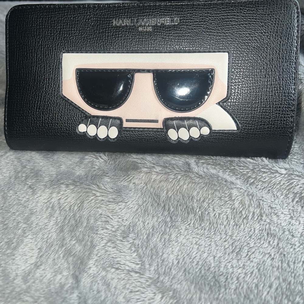 Lightly used Karl Lagerfeld Wallet.